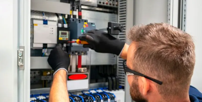 Elektricien breidt groepenkast uit met extra groep