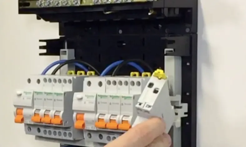Elektricien plaatst nieuwe groep in groepenkast