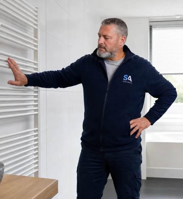 CV-monteur controleert koude radiator